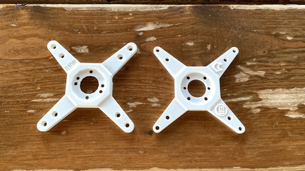 iMac G4とVESAマウントアダプター